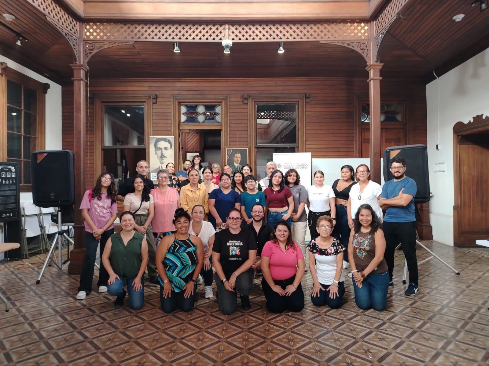 Grupo de personas de distintas edades posando