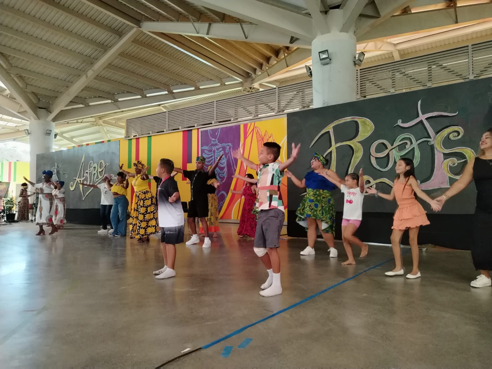 Mujeres y niños bailando