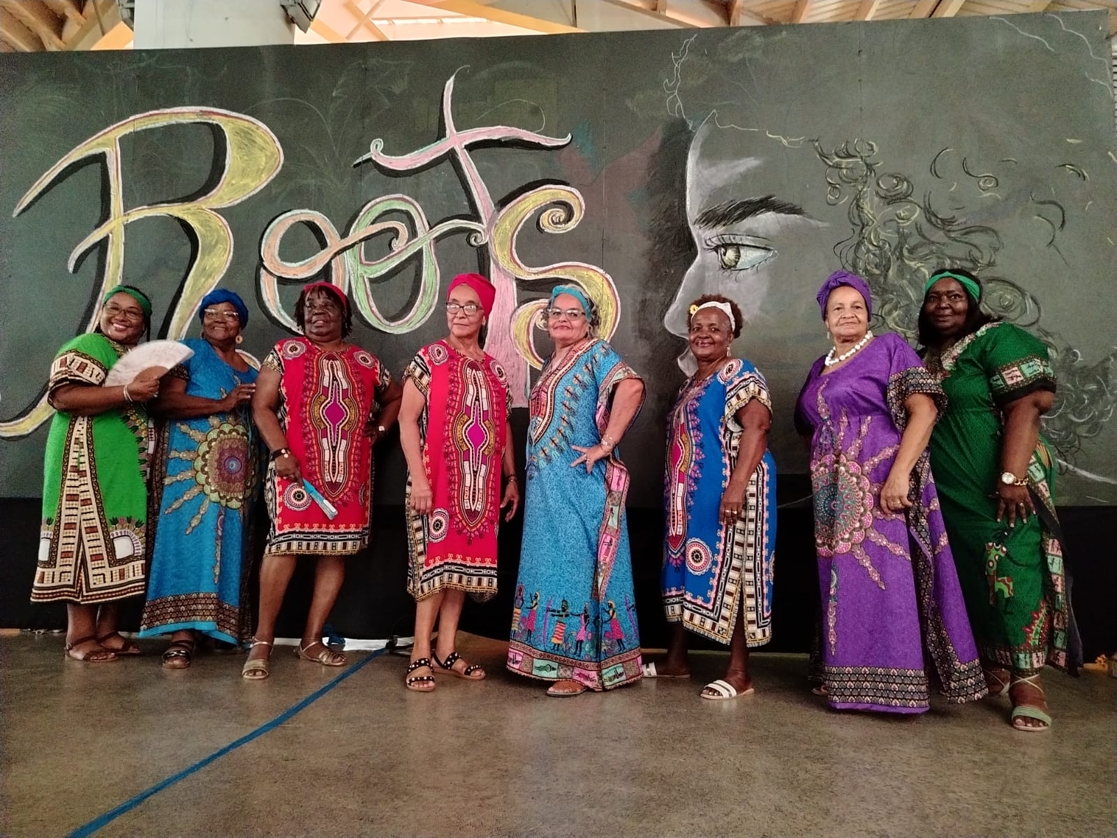 Señoras con vestido afrocaribeños posando