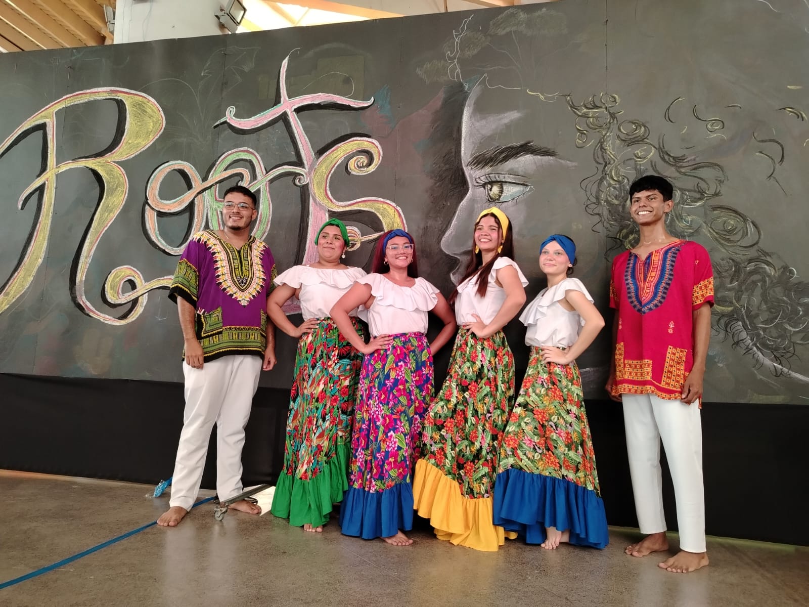 Grupo de jóvenes con vestidos afrocaribeños posando