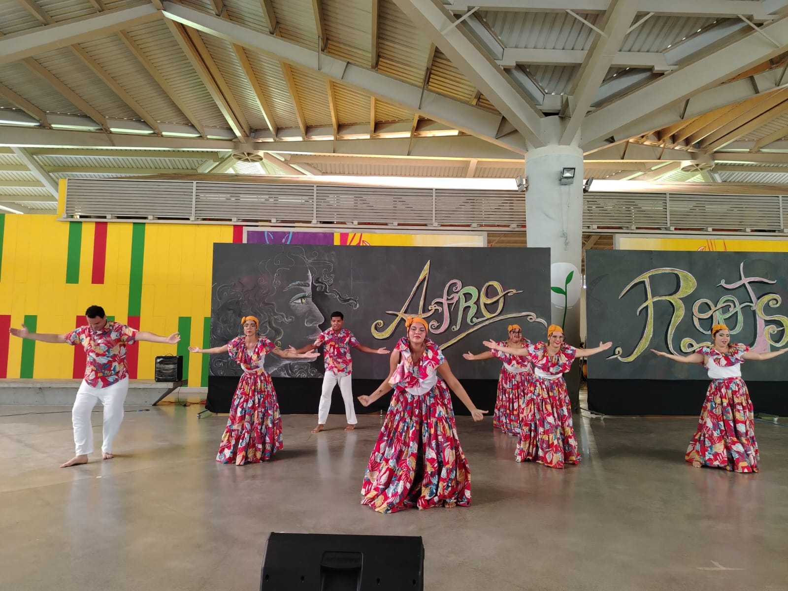 Grupo de personas bailando y con vestimentas tipicas afrocaribeñas.