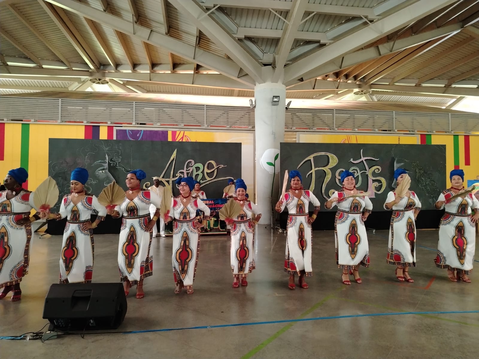 Mujeres con vestido afrocaribeños, turbante azul y abanicos