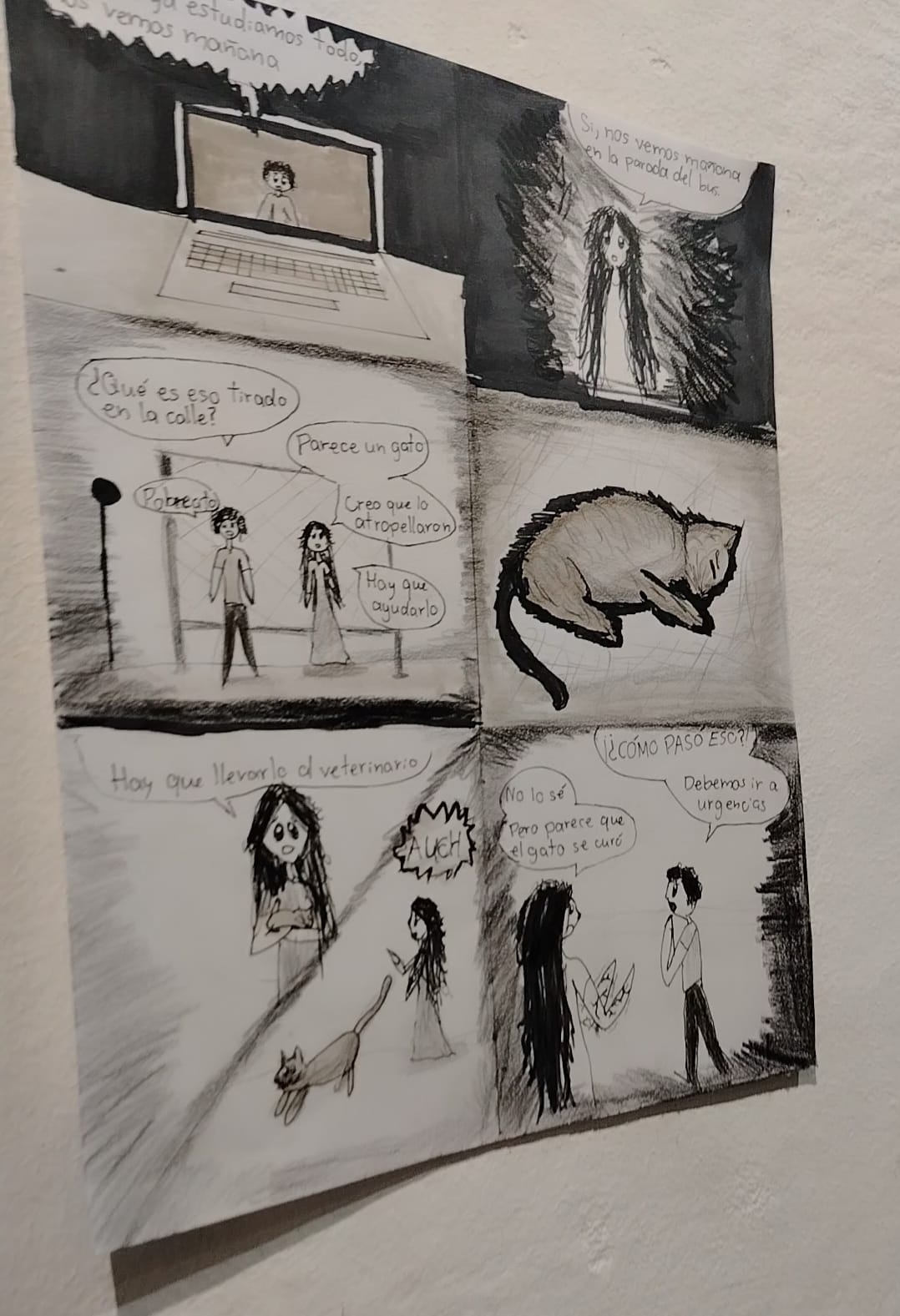 Dibujo tipo comic, un personaje en una computadora, gato dormido, dos jóvenes dialogando