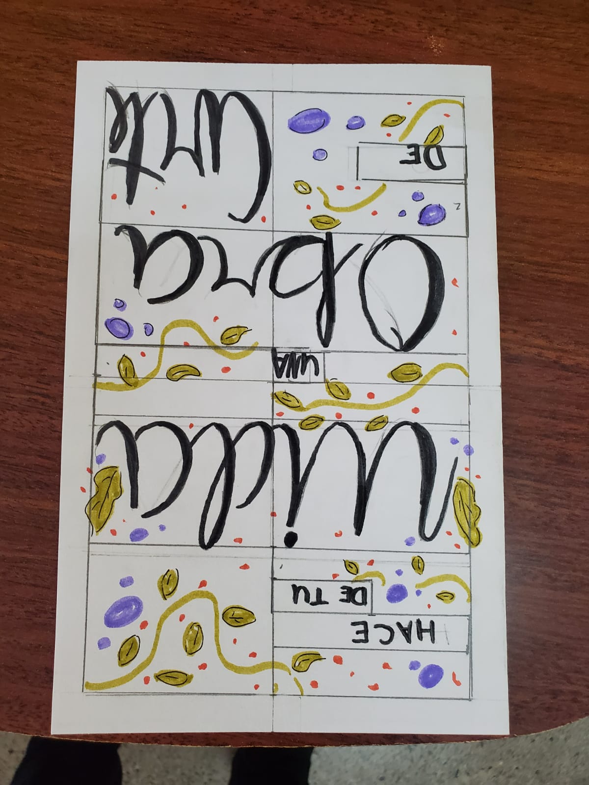 Una hoja con un mensaje escrito "Hace de tu vida una obra de arte"
