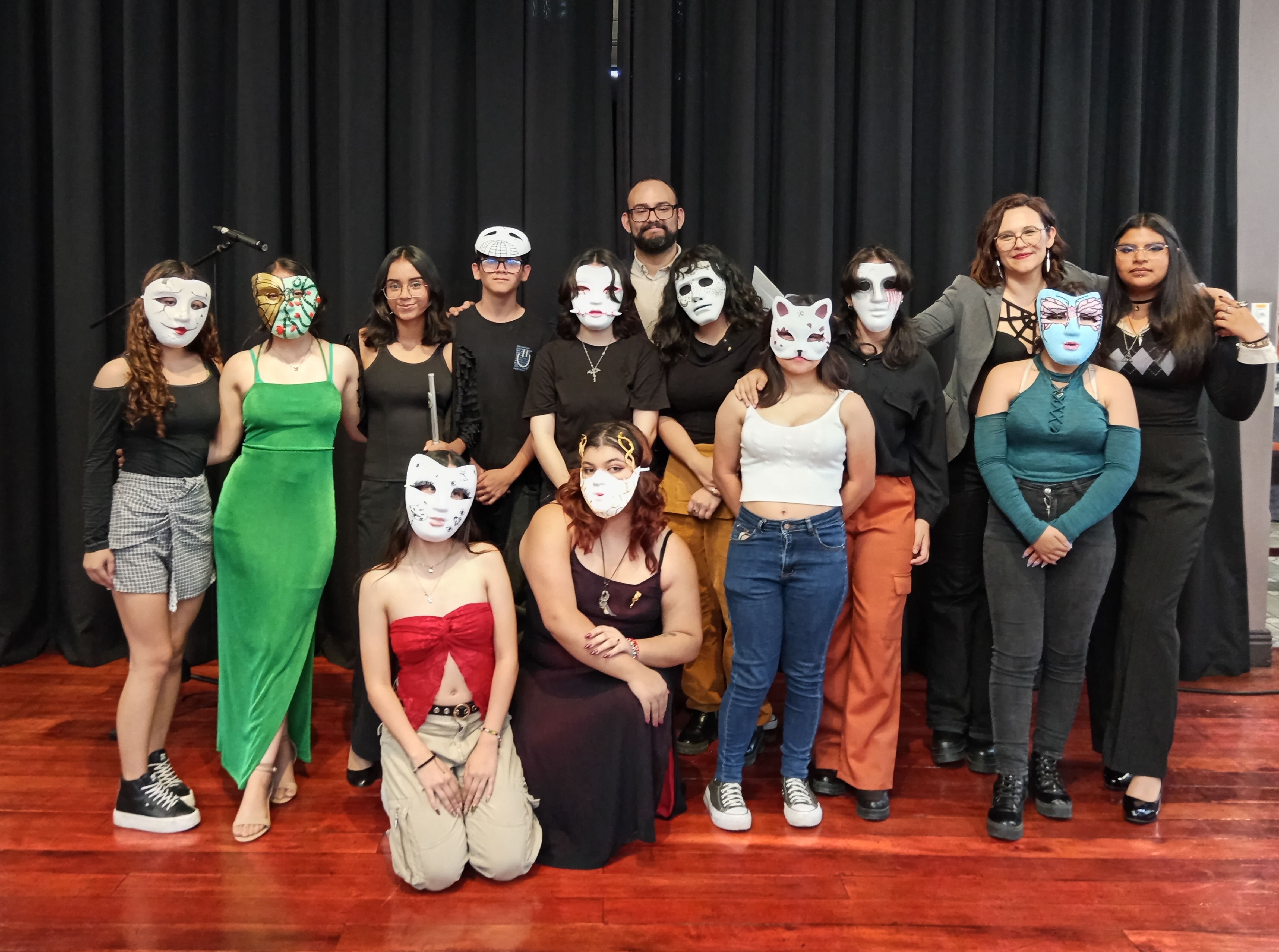 Grupo de jóvenes con máscaras blancas o pintadas con distintos diseños.