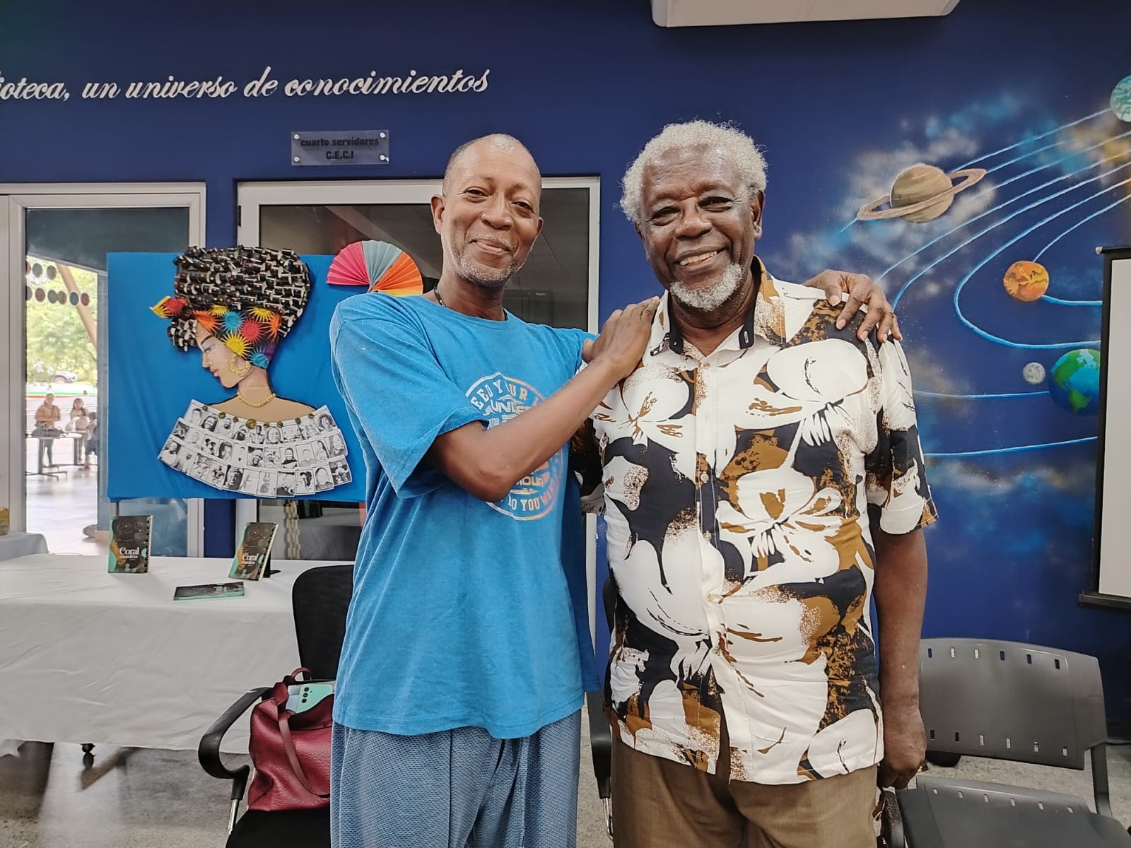 Dos hombre afrodescendientes posando a una foto