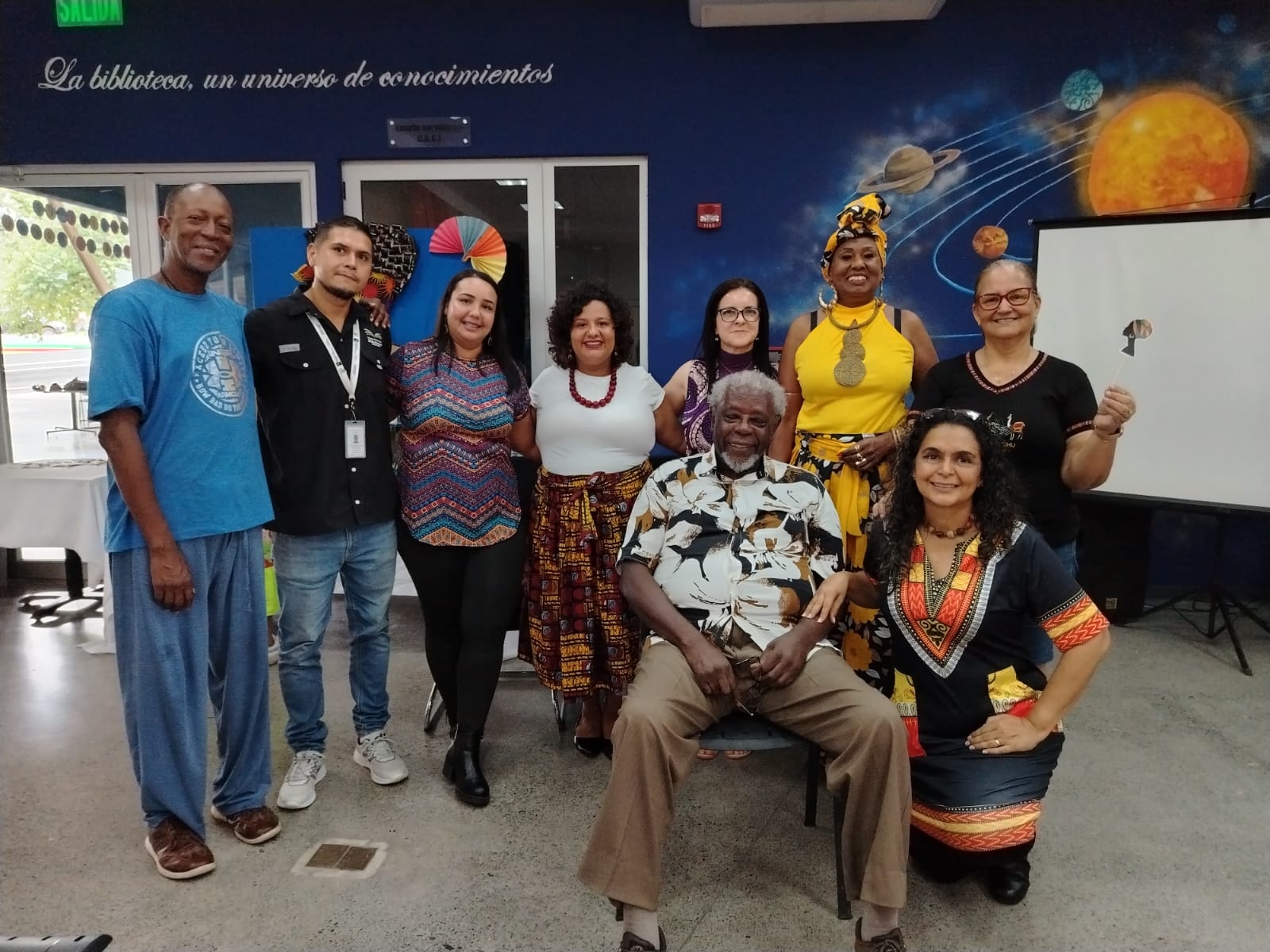 Grupo de adultos posando a la fotografía