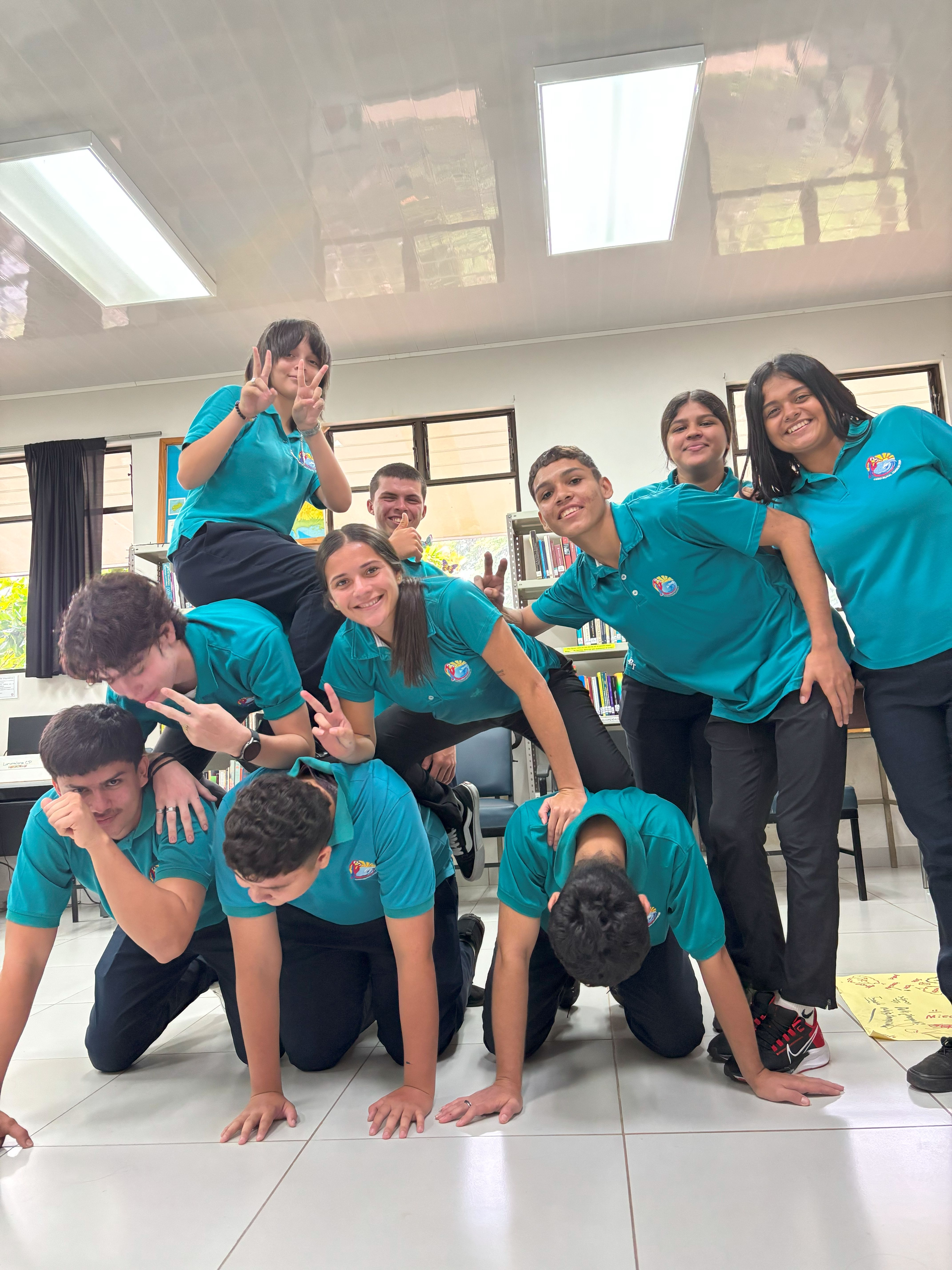 Jóvenes haciendo una pirámide humana