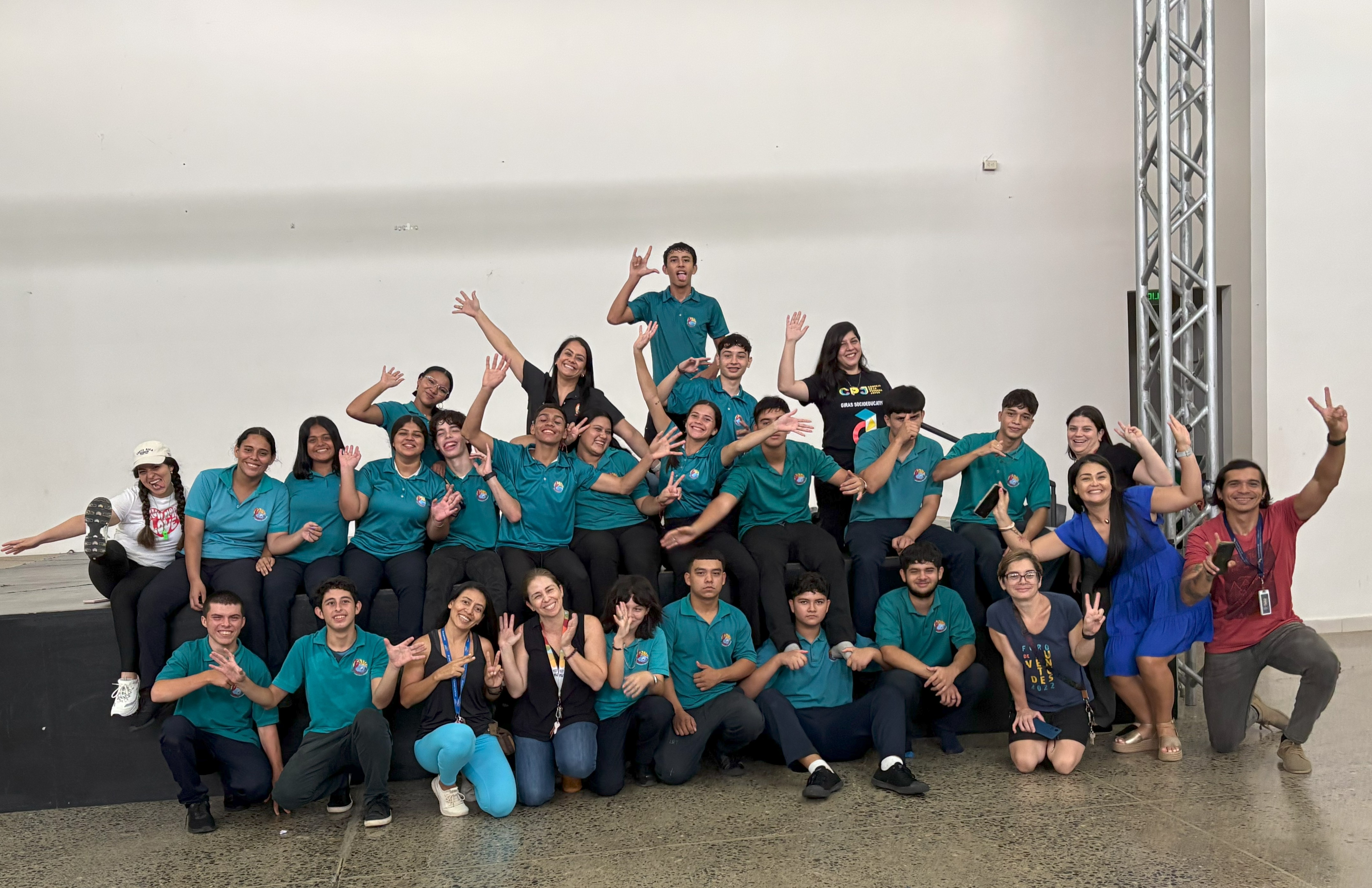 Grupo de personas saludando a la cámara