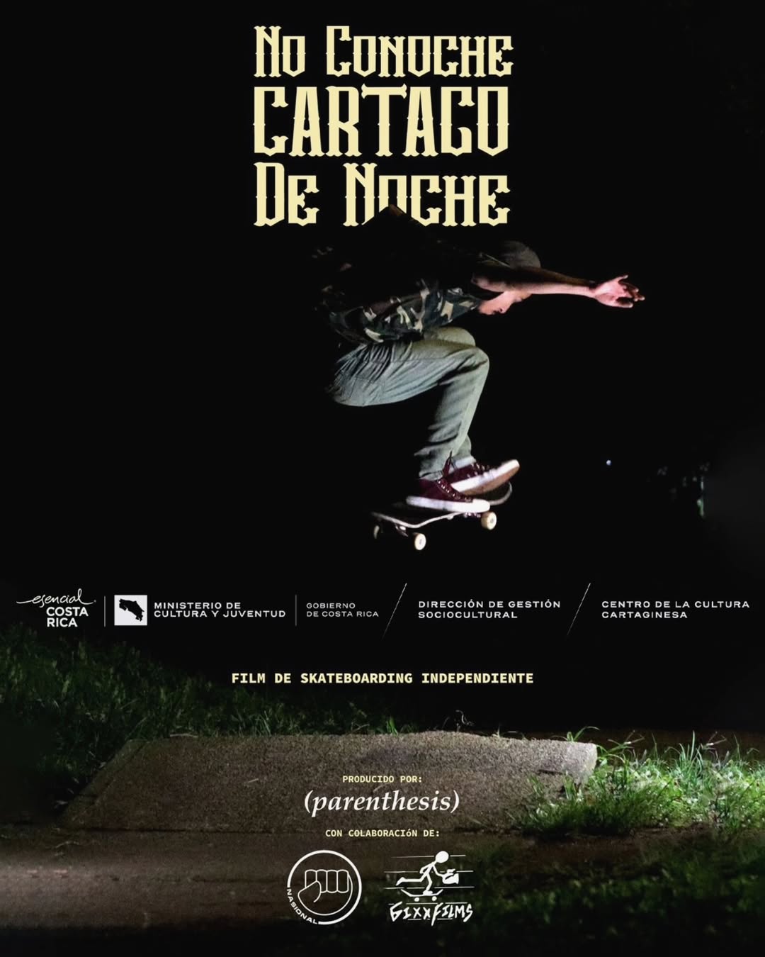 Afiche No Conoche Cartago de Noche. Joven hace un truco en patineta, fondo oscuro y césped al fondo