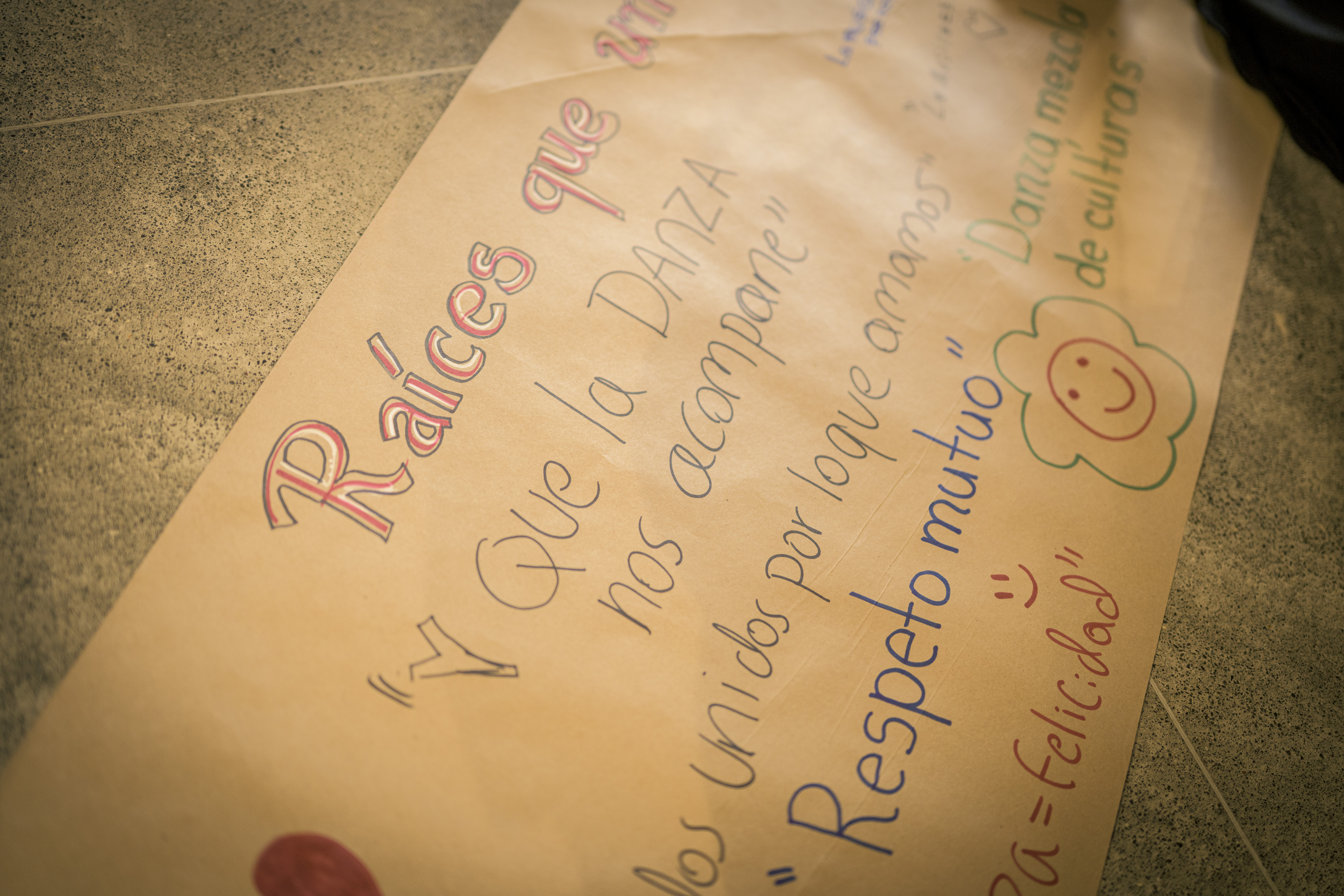 Papelografo con letras y dibujos