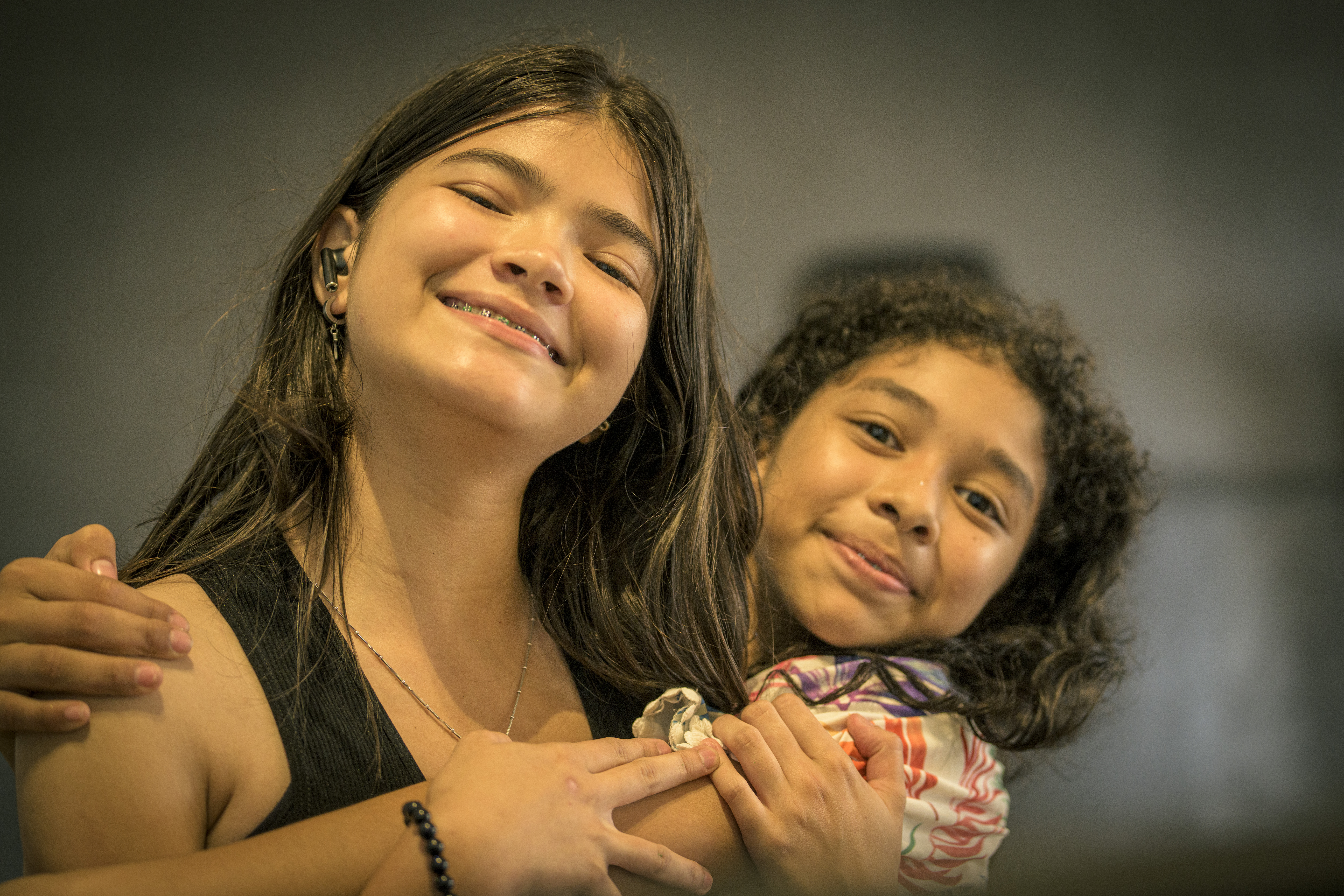 Dos niñas abrazandose y sonriendo
