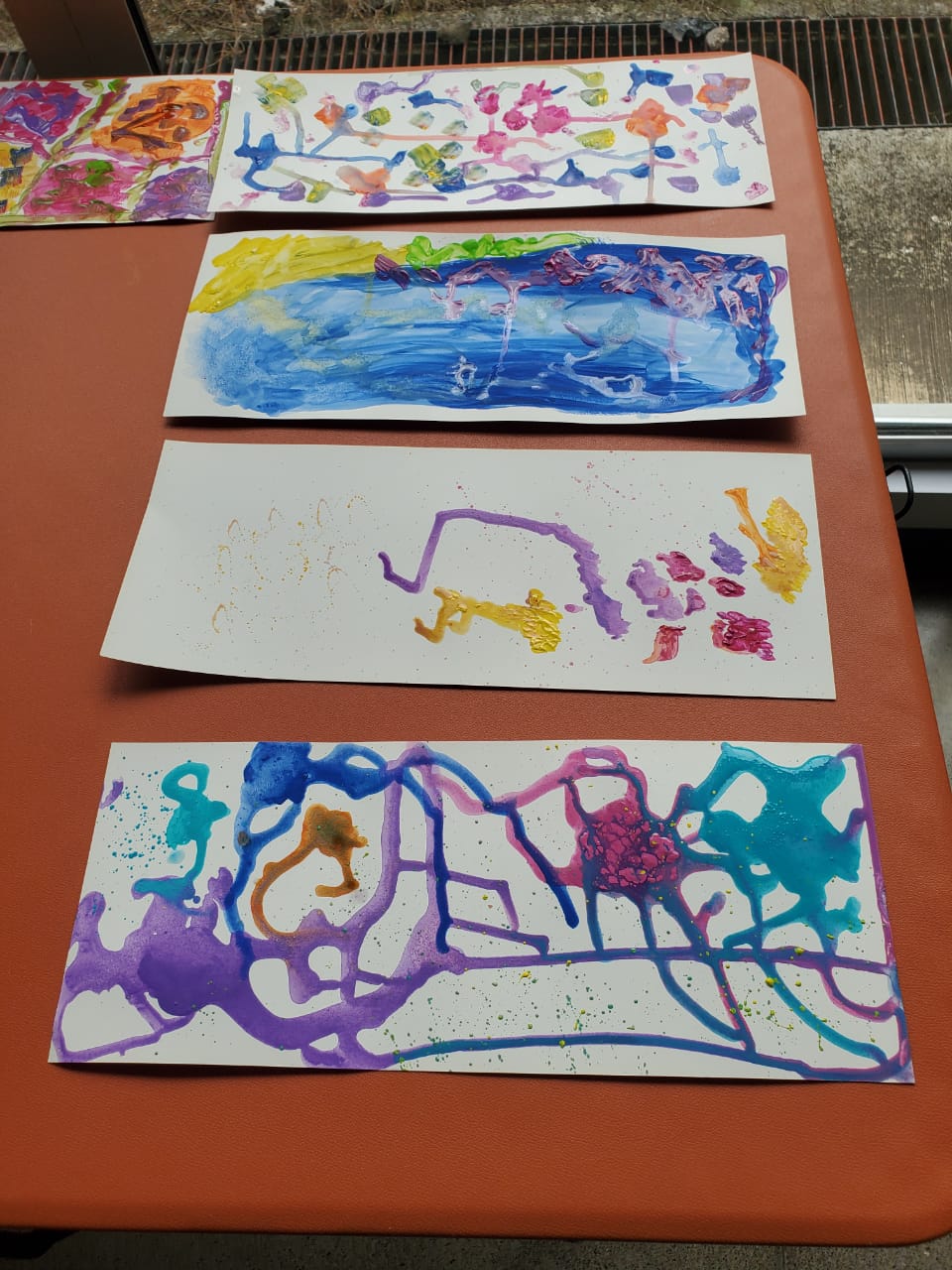 Pinturas varias puestas en una mesa