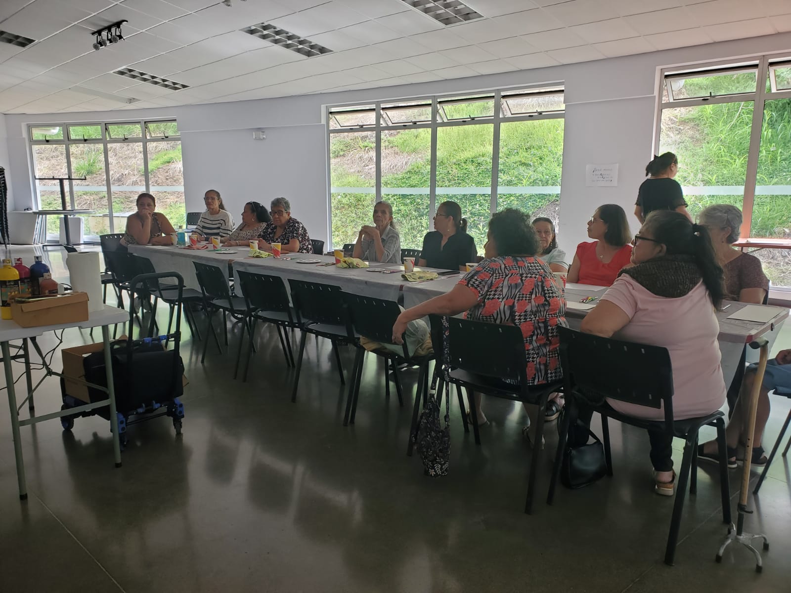 Varias mujeres sentadas en una mesa