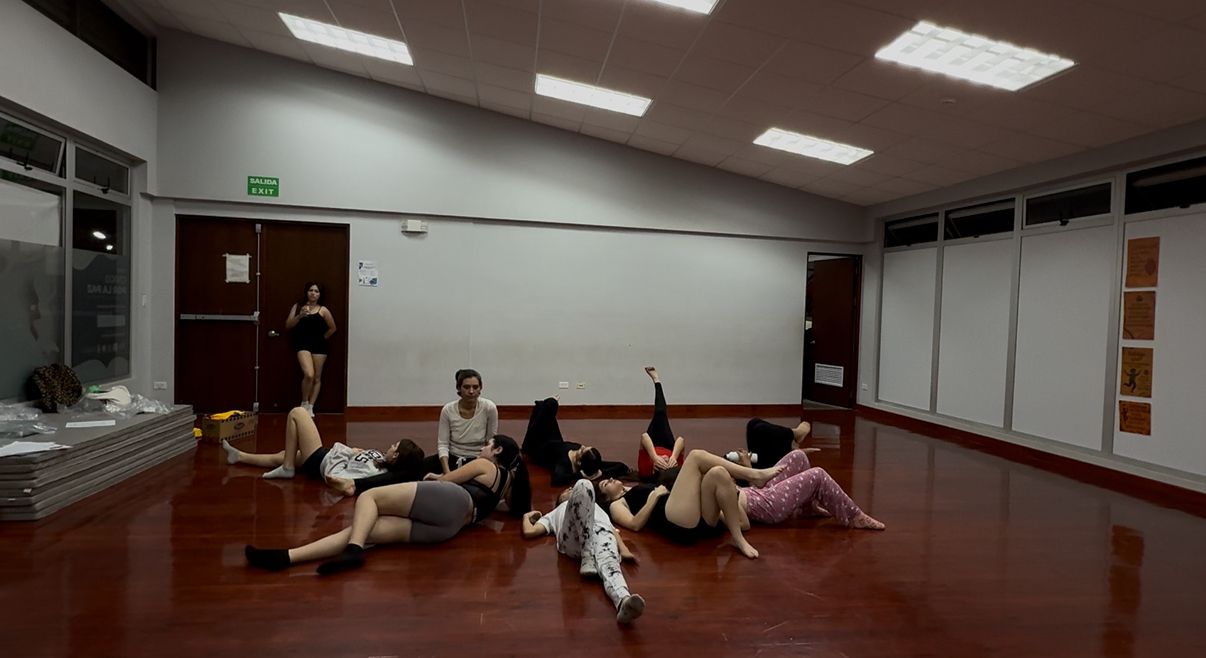 Jóvenes recostados en piso de aula