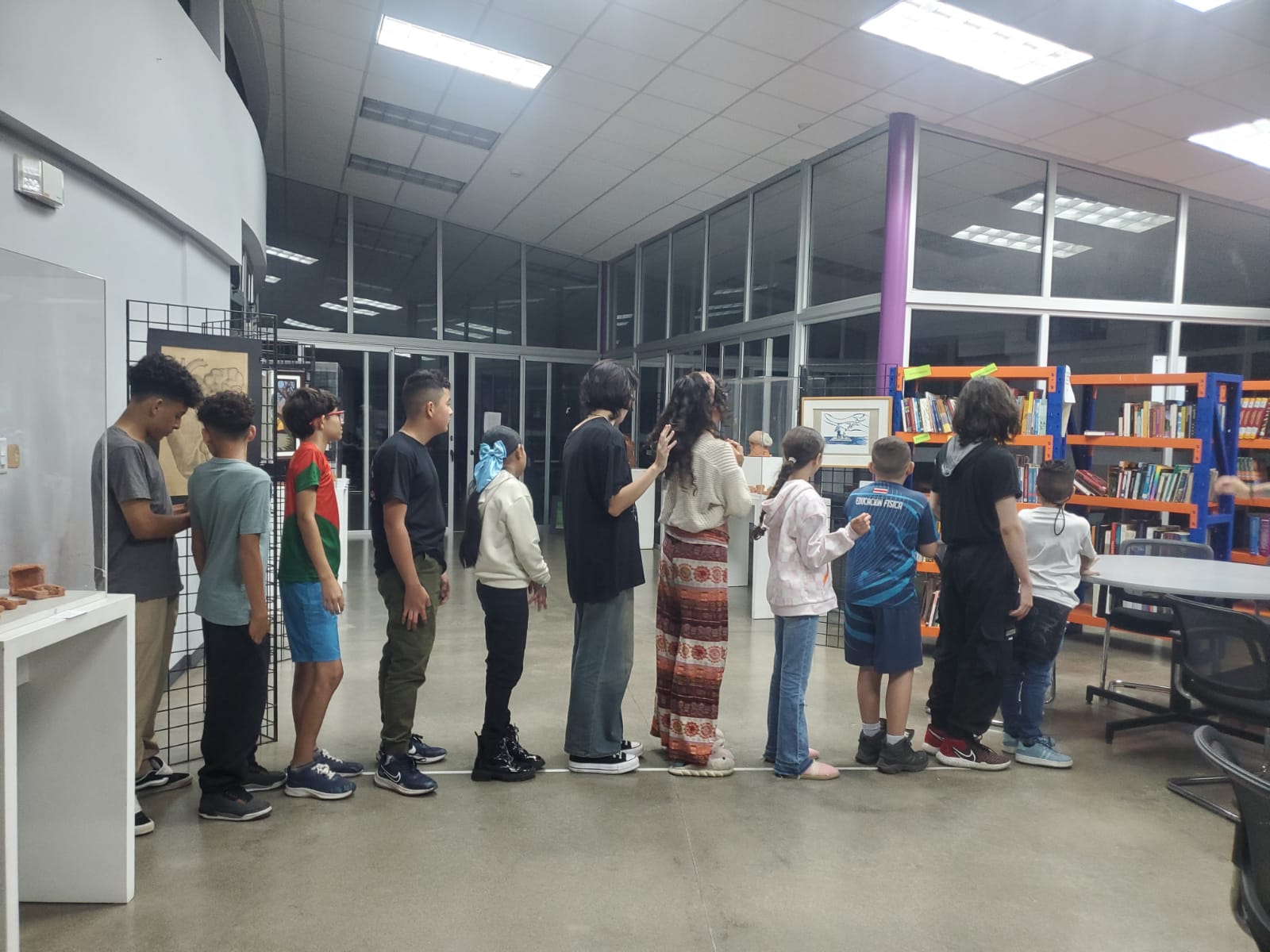 Jóvenes formando una fila mirando hacia el frente