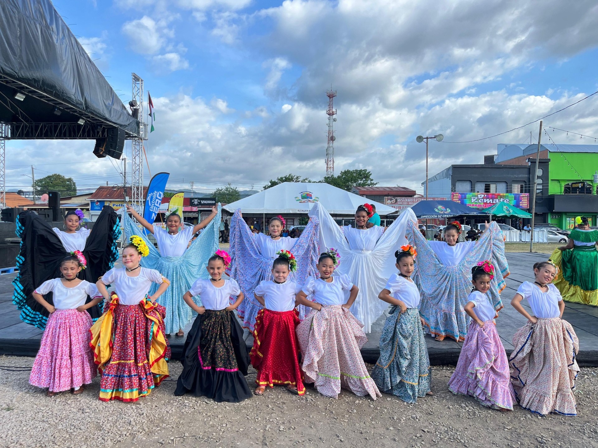 Mujeres y niñas posando con trajes tipicos del folclor costarricense