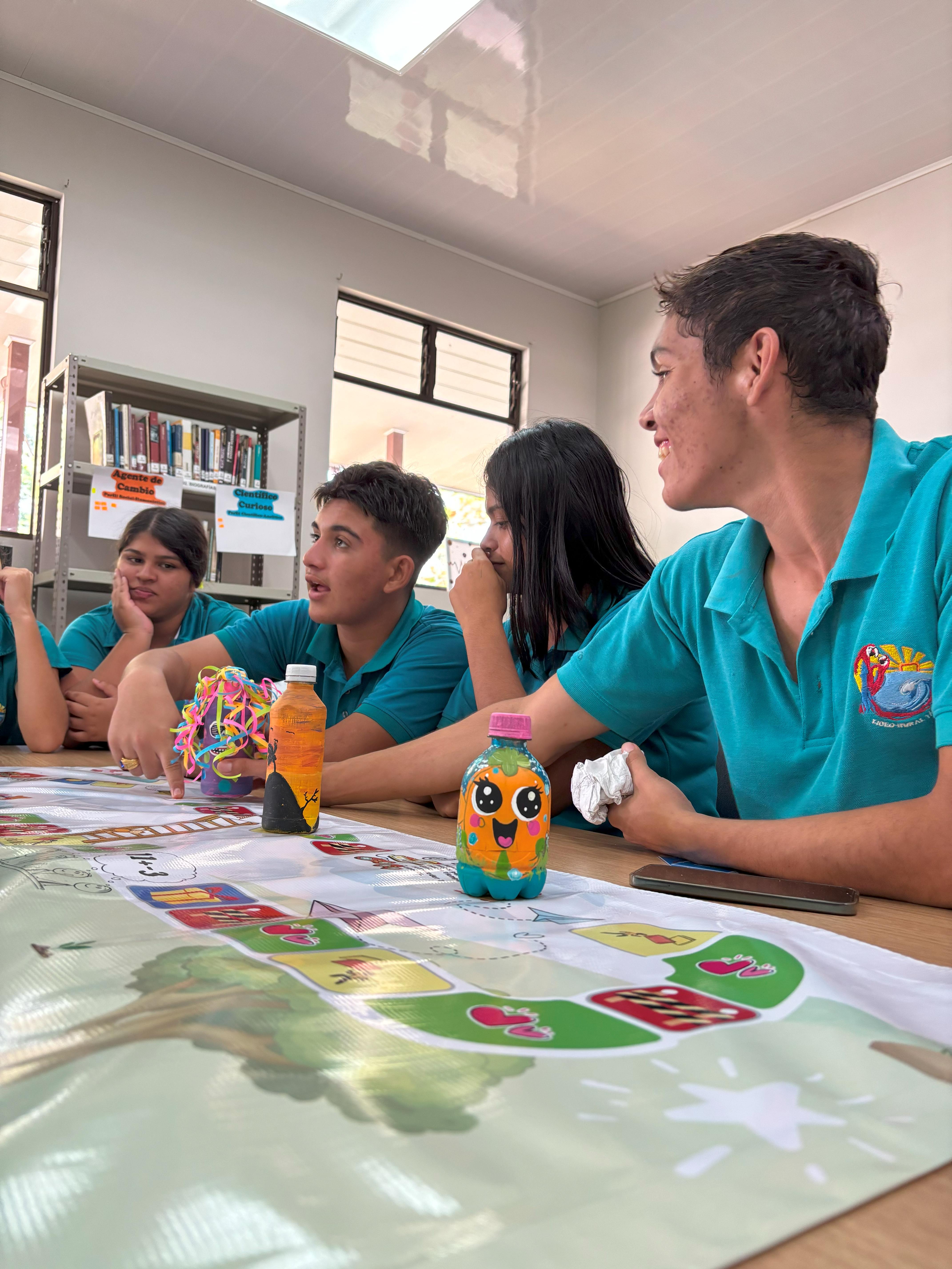 Jóvenes jugando un juego de mesa