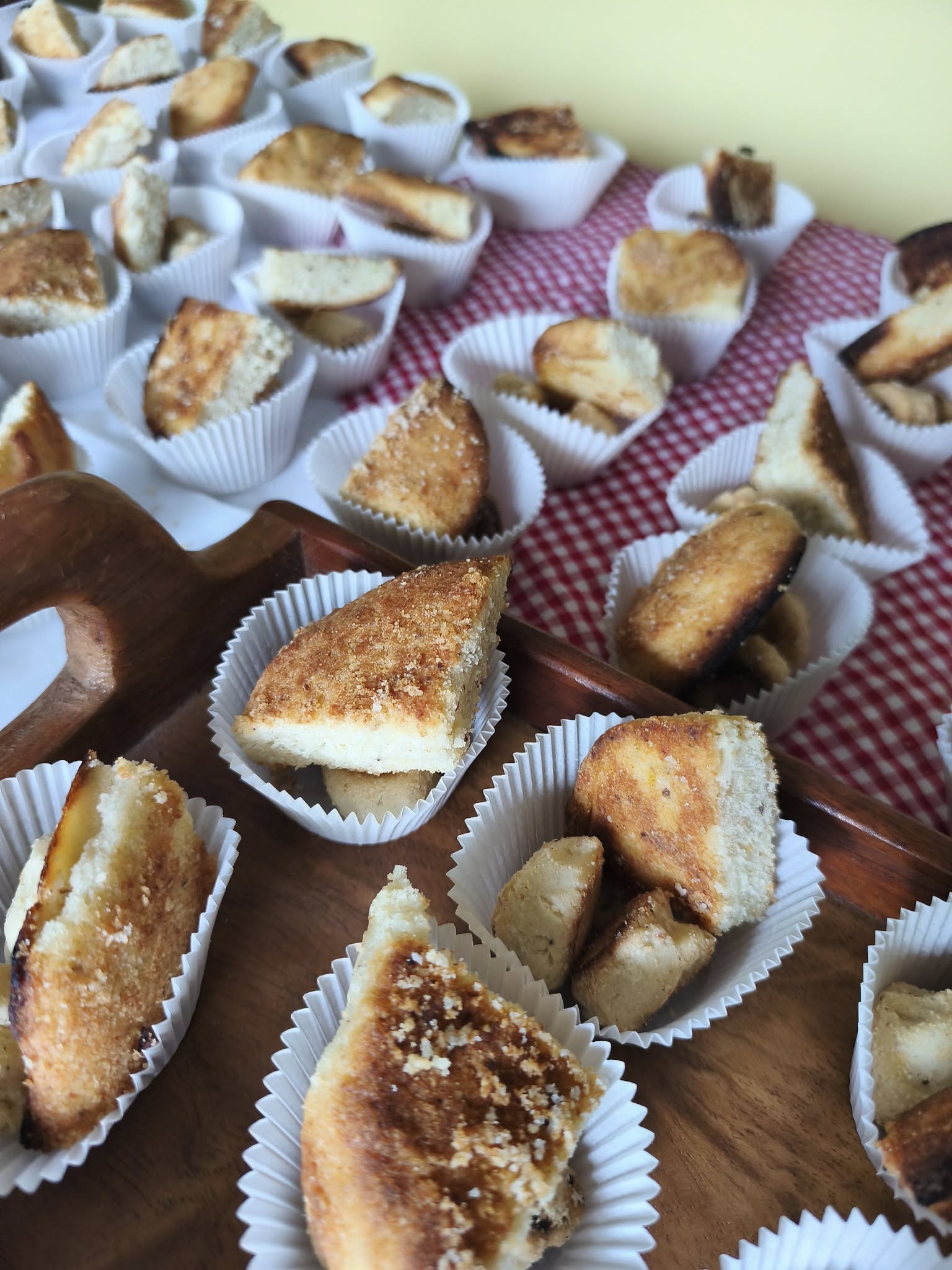 Varias piezas de repostería en canastas de papel