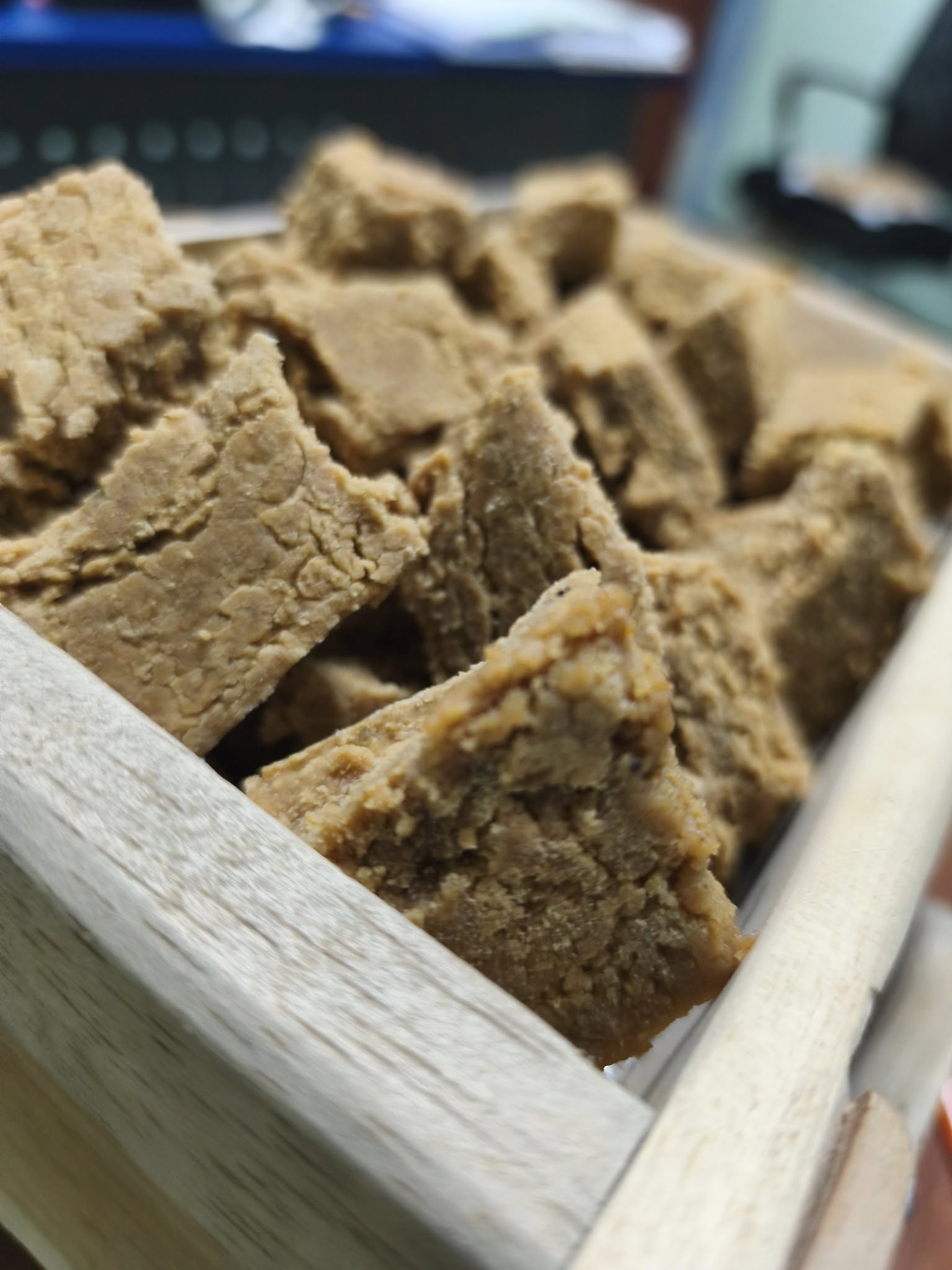 Piezas de repostería tipica en una caja de madera