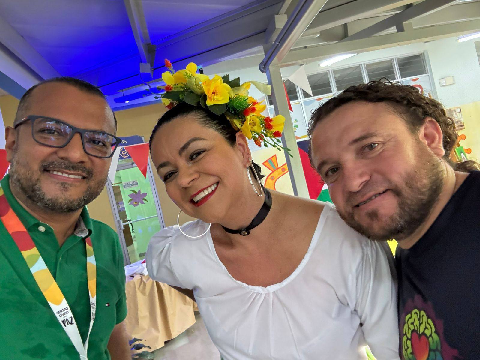 dos hombres y una mujer sonriendo y posando