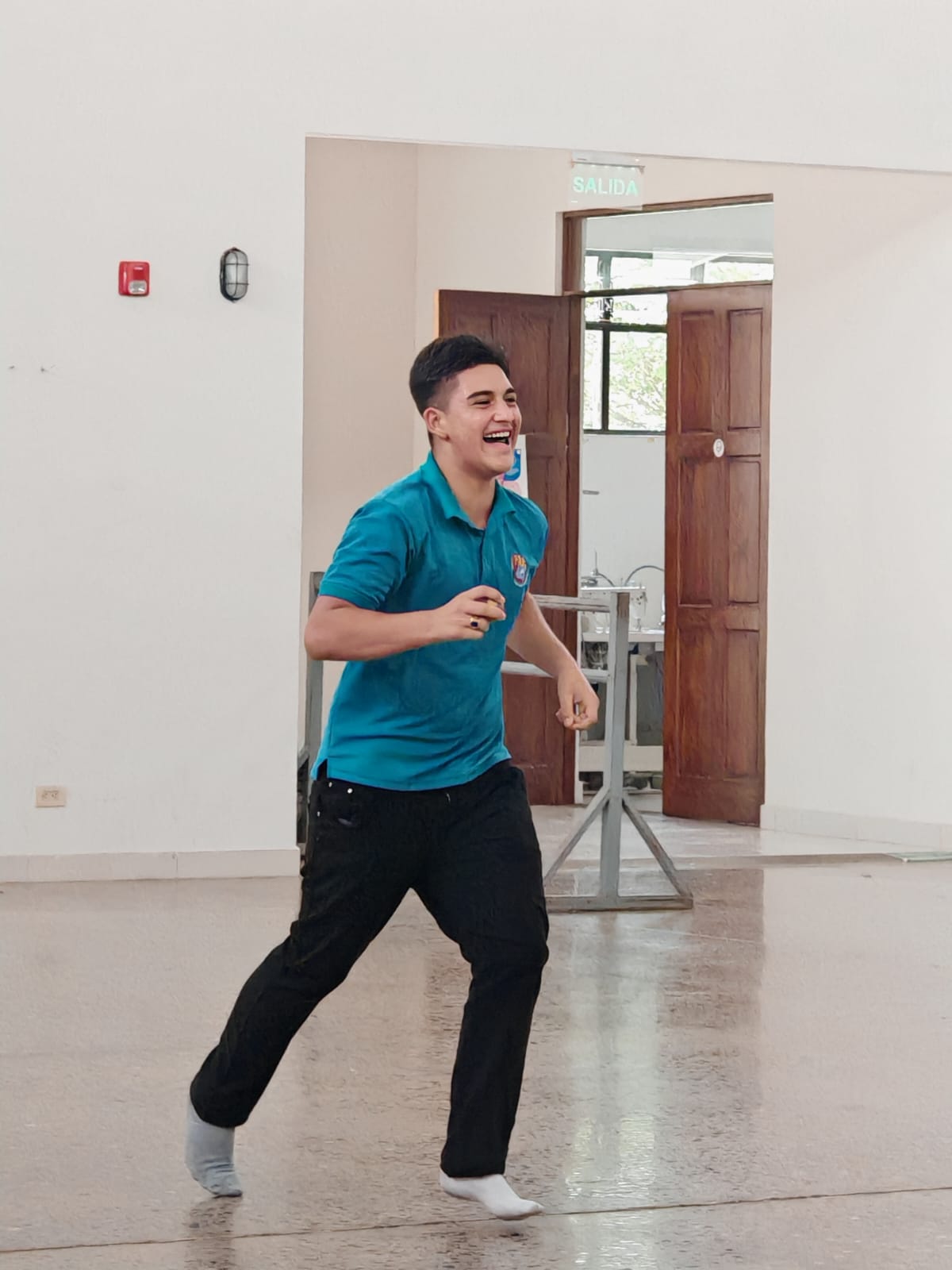 Un joven descalzo corriendo y sonriendo