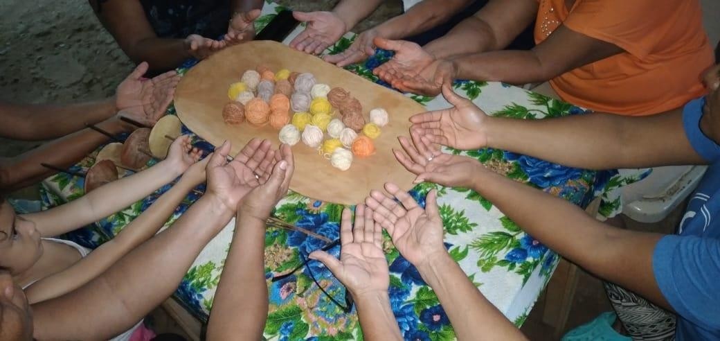 Ovillos de lana trabajados por las mujeres