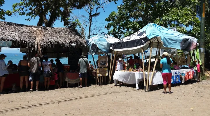 Fortalecimiento de las ferias mensuales de artesanos y productores en Drake