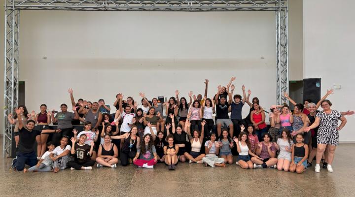 Grupo de jovenes posando y mirando al frente
