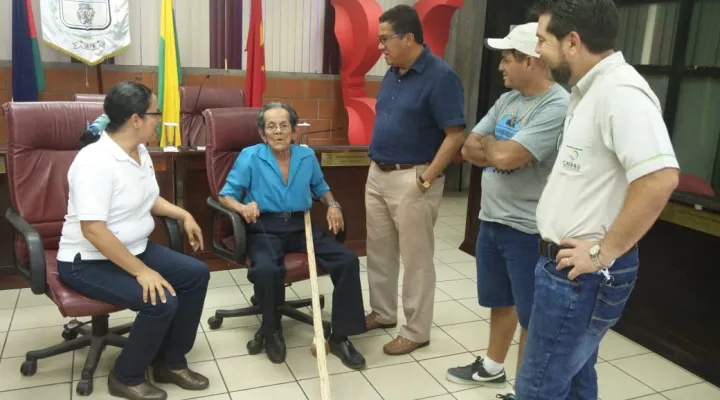 Don Lalo, premio Nacional Cultura Popular, don Luis Fernando Mendoza Alcaldesa Cañas y Vera Vargas Gestora Cultural de la DC-MCJ, antes del Tertulia de Portadores de Tradición