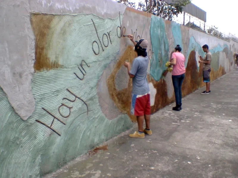 Elaboración de mural colectivo con participación de adolescentes