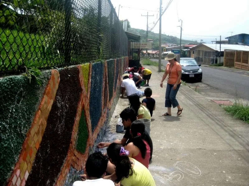 Elaboración de mural colectivo con participación de adolescentes