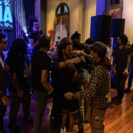 Un grupo de personas abrazándose