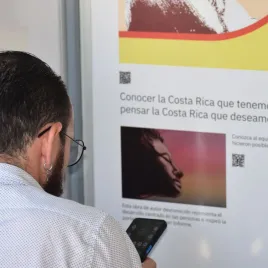 Un hombre viendo su celular