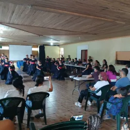 Un grupo de personas en un salón de clases