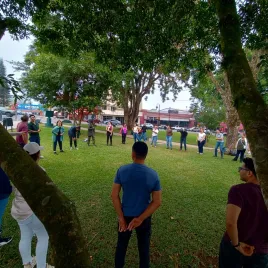 Un grupo de personas formando un círculo en un campo