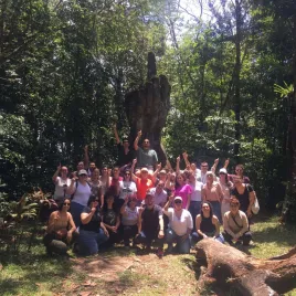 Fotografía de un grupo de personas en un bosque