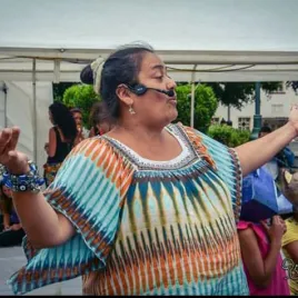Imagen de una mujer hablando por micrófono