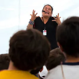 Imagen de teresita hablando en público