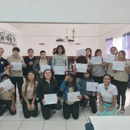 Jovenes mostrando certificados de participación