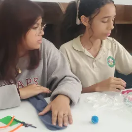 Dos mujeres jovenes creando un titere de media