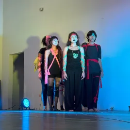 Jovenes con cara pintada erguidas mirando al frente