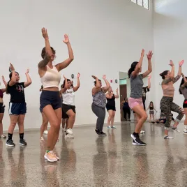 Grupo de mujeres bailando y aplaudiendo