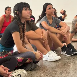 Mujeres sentadas viendo hacia arriba