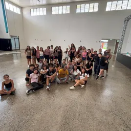 Grupo de jovenes en un salon mirando al frente