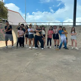 Grupo de jovenes posando