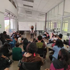 Mujer brindando una clase a jovenes