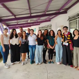 Grupo de personas posando