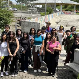 Jóvenes posando en exteriores