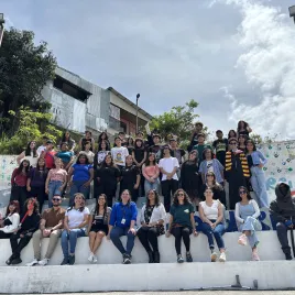 Grupo de personas en exteriores